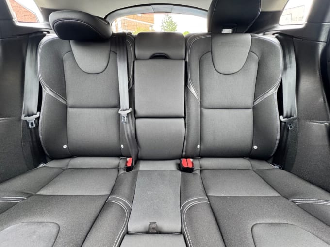 2025 Volvo V40