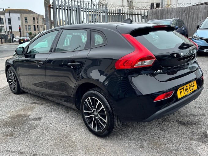 2025 Volvo V40