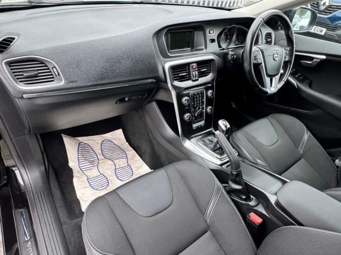 2025 Volvo V40