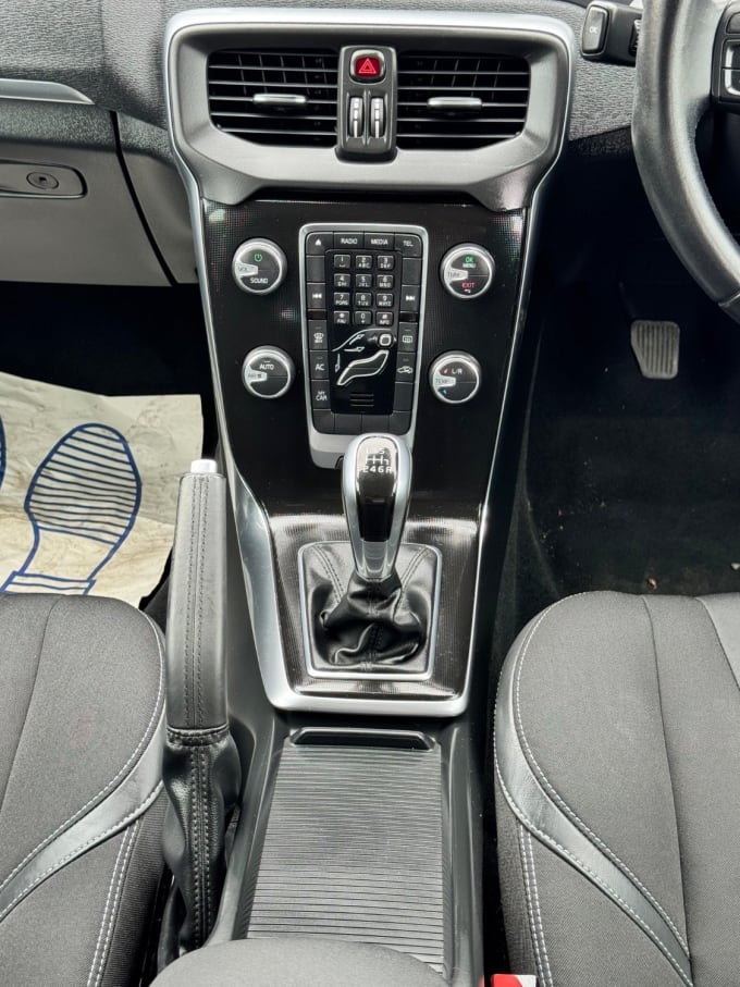 2025 Volvo V40