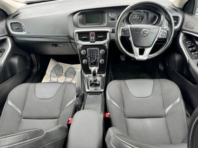 2025 Volvo V40