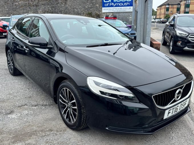 2025 Volvo V40