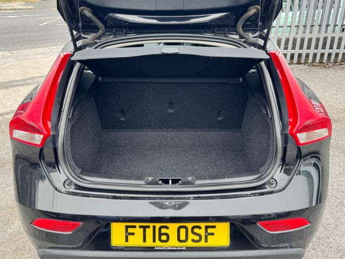 2025 Volvo V40