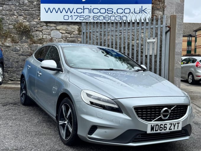 2025 Volvo V40