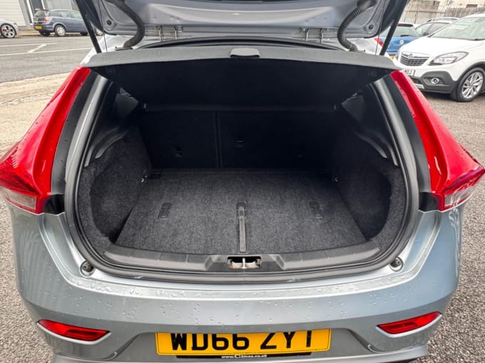 2025 Volvo V40