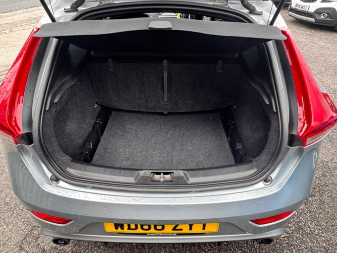 2025 Volvo V40