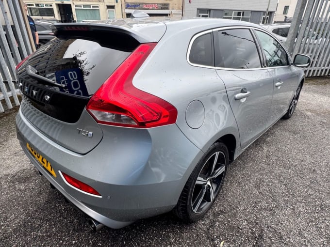 2025 Volvo V40