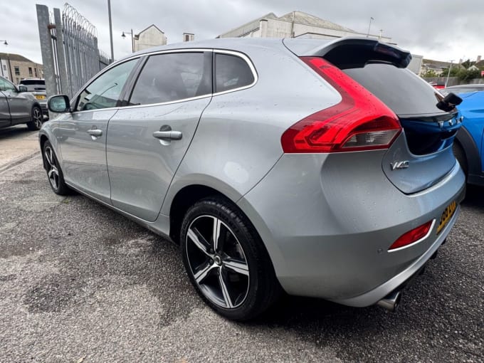 2025 Volvo V40