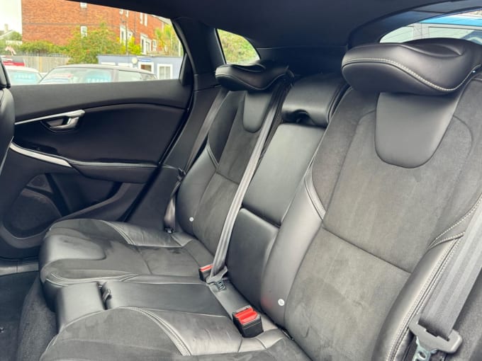 2025 Volvo V40