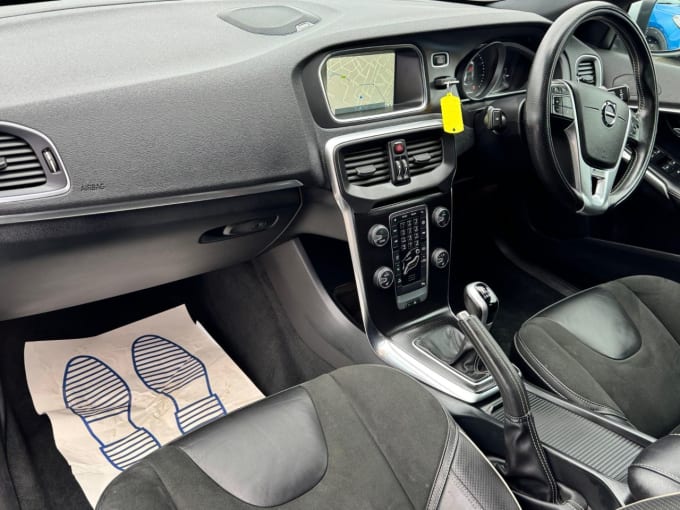 2025 Volvo V40