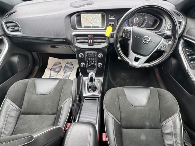 2025 Volvo V40