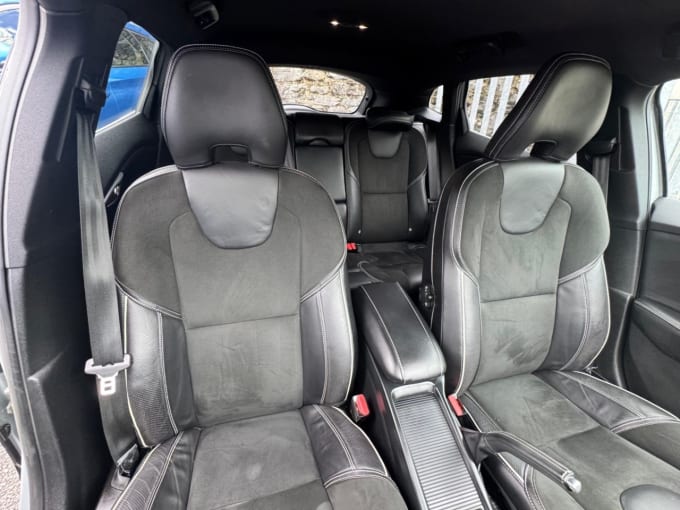 2025 Volvo V40