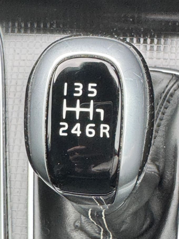 2025 Volvo V40
