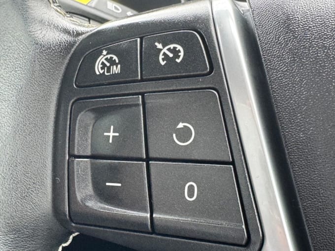 2025 Volvo V40