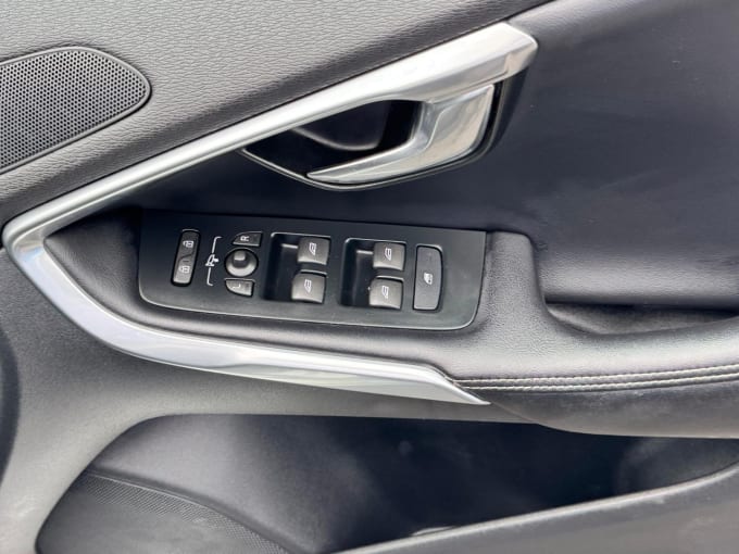 2025 Volvo V40