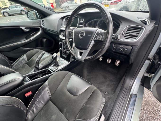 2025 Volvo V40