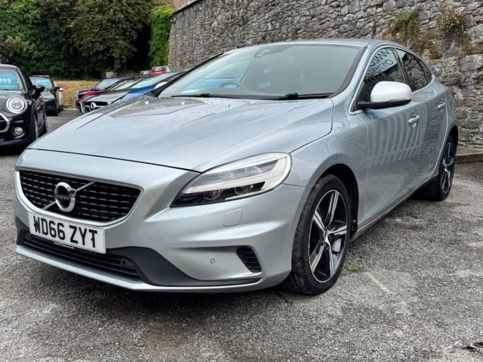 2025 Volvo V40
