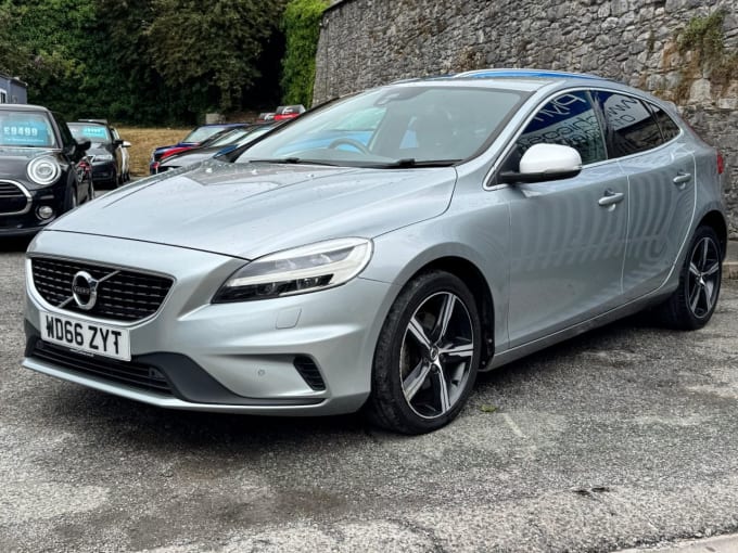 2025 Volvo V40