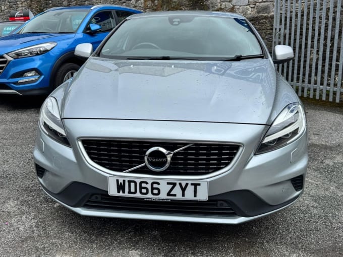 2025 Volvo V40