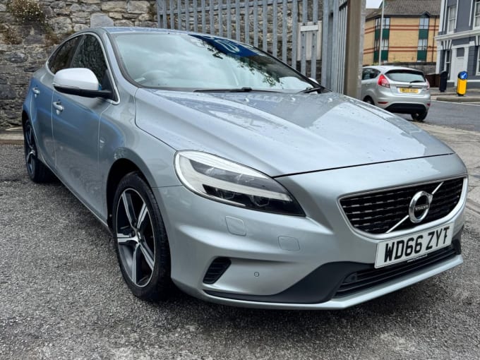 2025 Volvo V40