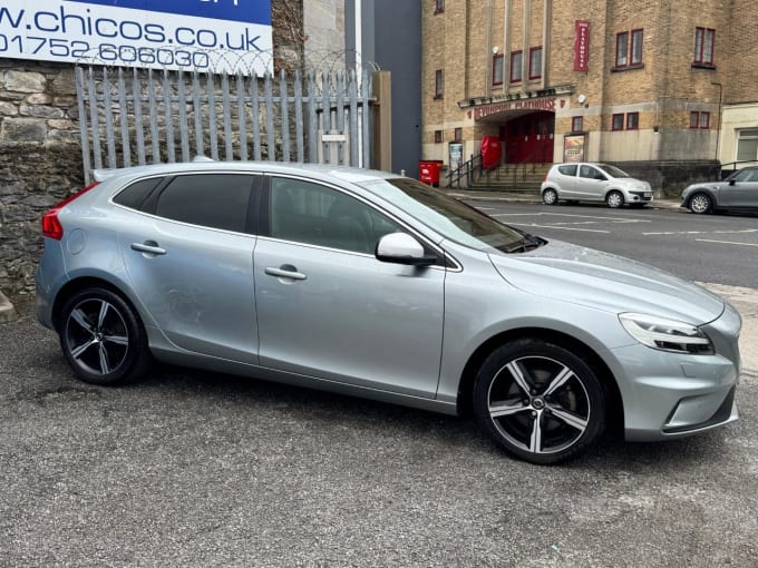 2025 Volvo V40