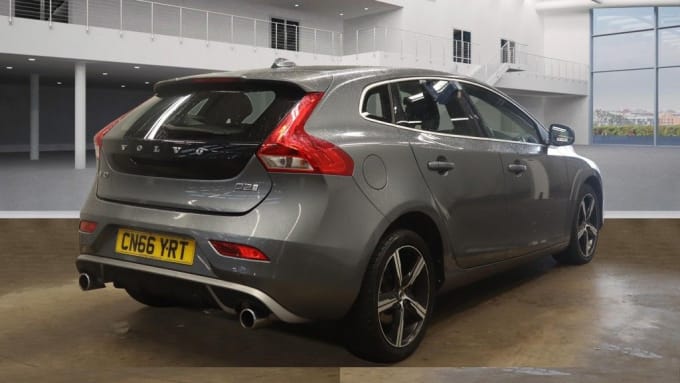 2025 Volvo V40