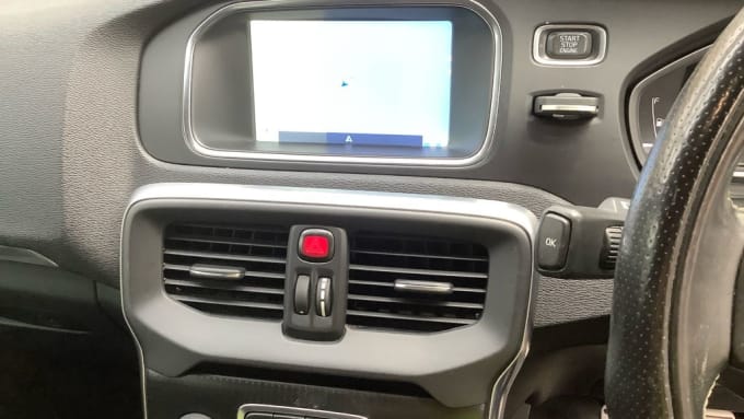 2025 Volvo V40