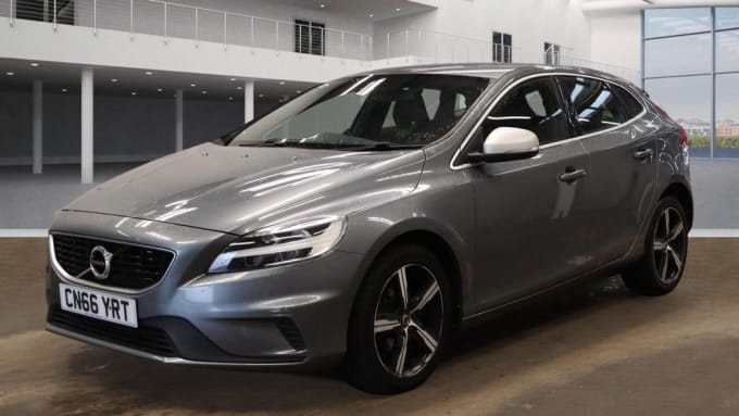 2025 Volvo V40