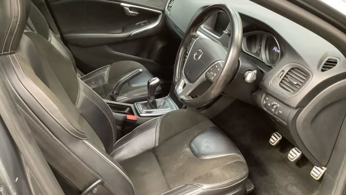 2025 Volvo V40