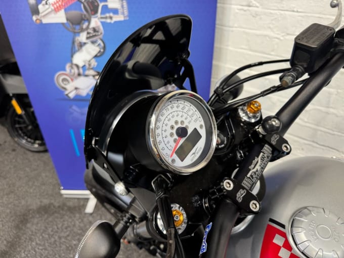 2025 Moto Guzzi V9 Bobber