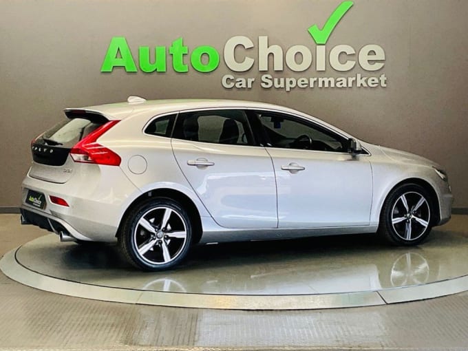 2025 Volvo V40