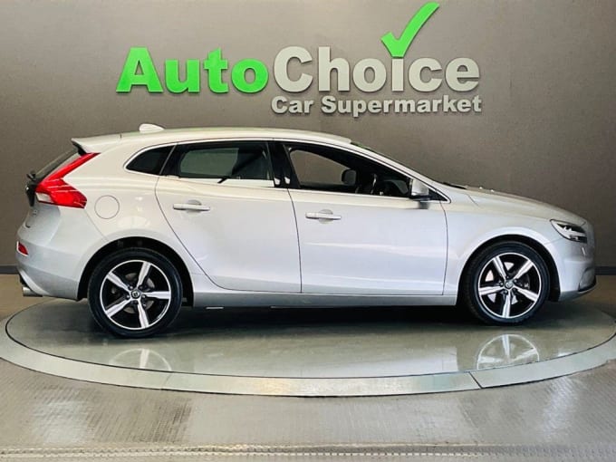 2025 Volvo V40