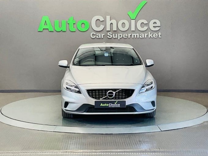 2025 Volvo V40