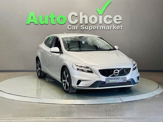 2025 Volvo V40