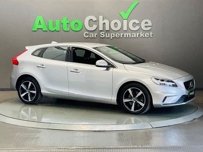 2025 Volvo V40