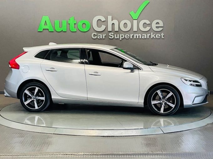 2025 Volvo V40