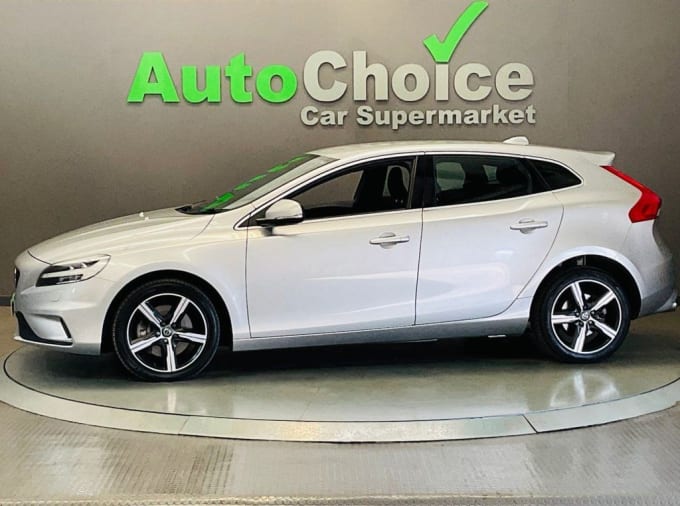 2025 Volvo V40