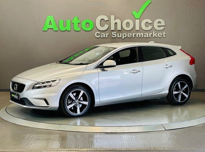 2025 Volvo V40