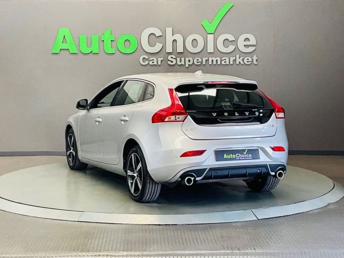 2025 Volvo V40