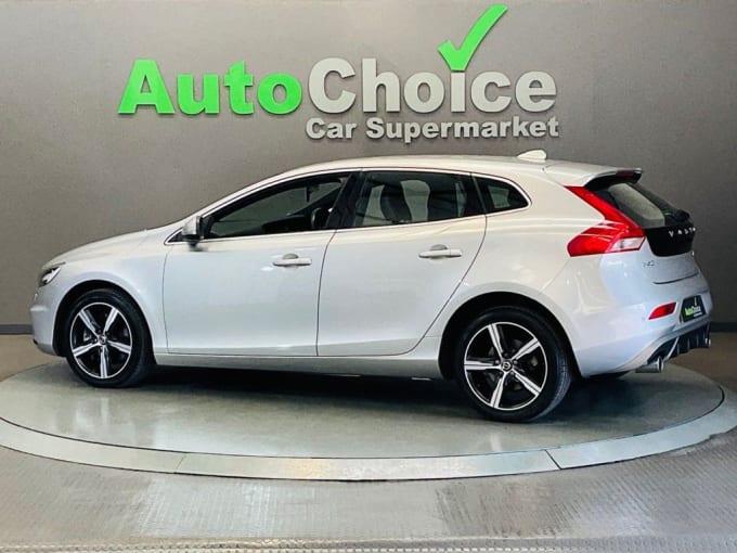 2025 Volvo V40