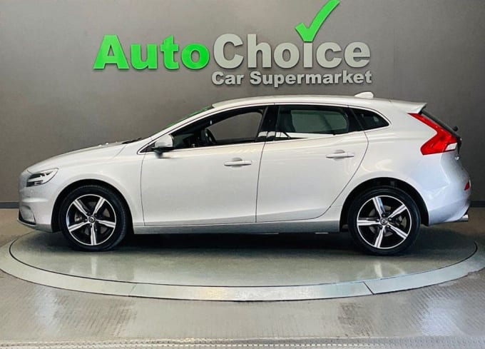 2025 Volvo V40