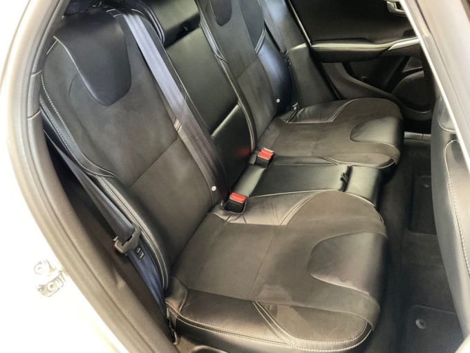 2025 Volvo V40