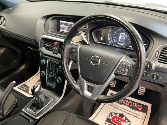 2025 Volvo V40
