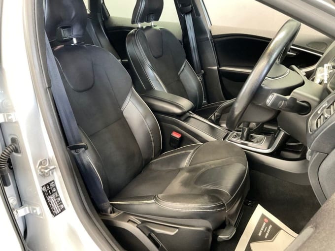 2025 Volvo V40