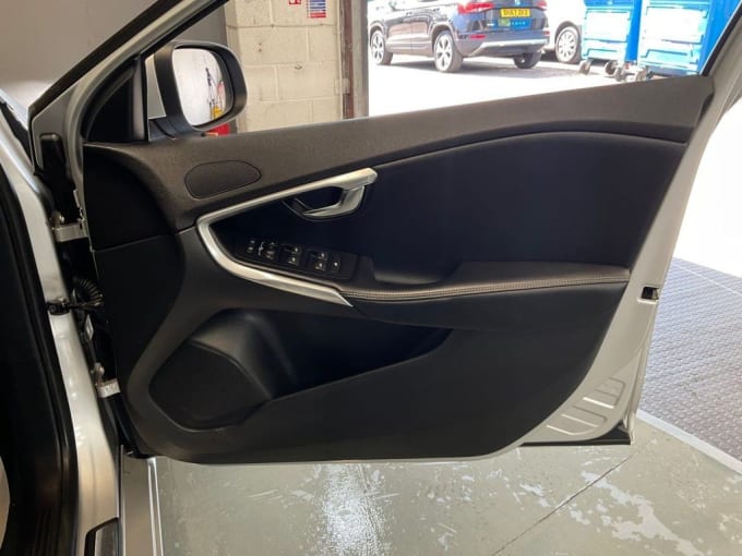 2025 Volvo V40