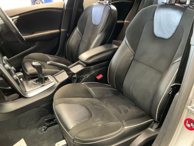 2025 Volvo V40