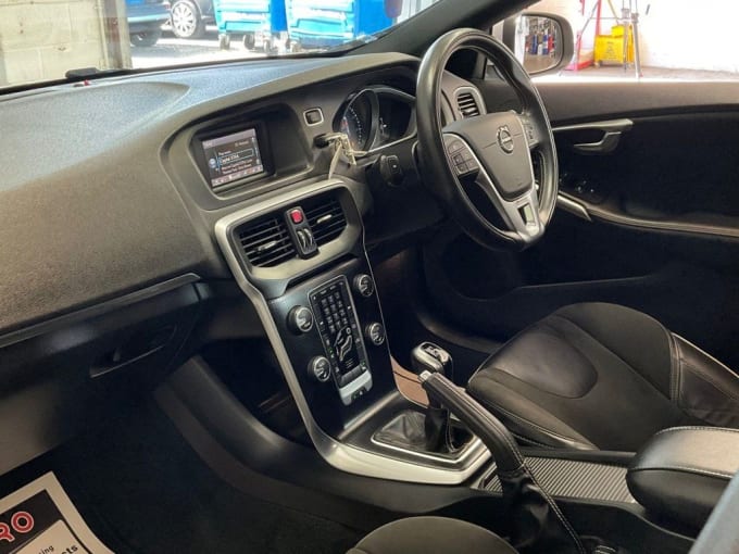 2025 Volvo V40