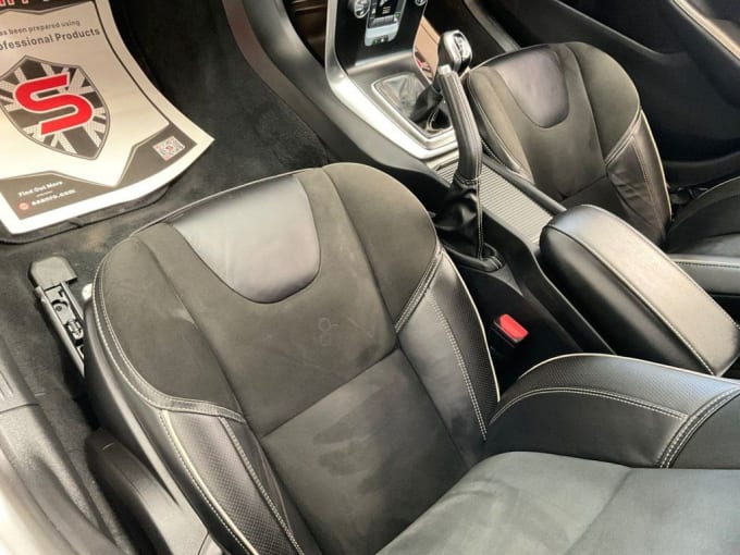 2025 Volvo V40
