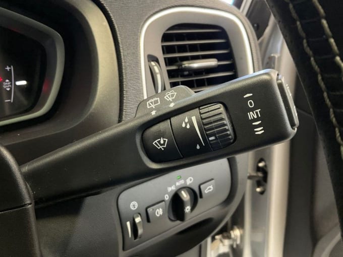 2025 Volvo V40