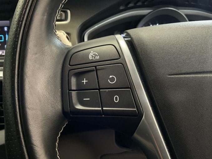 2025 Volvo V40